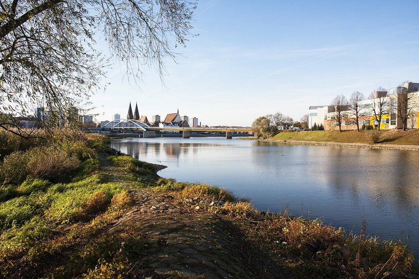 Slubicer Hafenkanal mit der Grenzbrücke im Hintergrund.