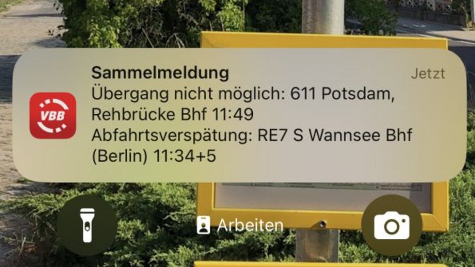 Das Foto zeigt eine Pushnachricht in der VBB-App auf einem Smartphone zu nicht schaffbarem Anschluss