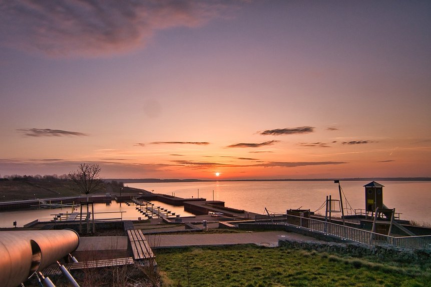 Hafen Großkoschen Das Foto zeigt Sonnenuntergang am Hafen in Großkoschen.