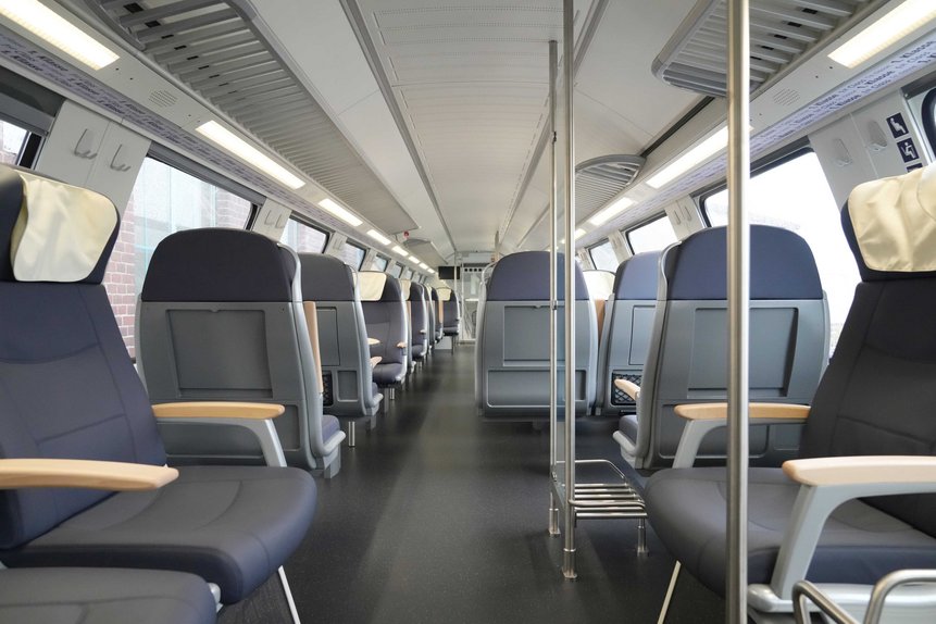 Das Foto zeigt den Innenraum der 1. Wagenklasse in einem modernisierten Doppelstockwagen.