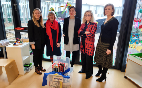 Die Erzieher*innen der Kita FRÖBEL-Kindergarten Flipflopz, die Kitaleitung Julia Voß mit Ute Bonde der Geschäftsführerin des VBB 
