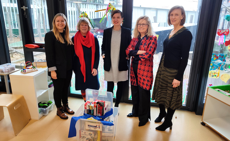 Die Erzieher*innen der Kita FRÖBEL-Kindergarten Flipflopz, die Kitaleitung Julia Voß mit Ute Bonde der Geschäftsführerin des VBB 