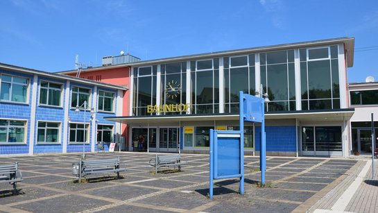 Das Bahnhofsgebäude von Sangerhausen nach der Sanierung im Jahr 2018.