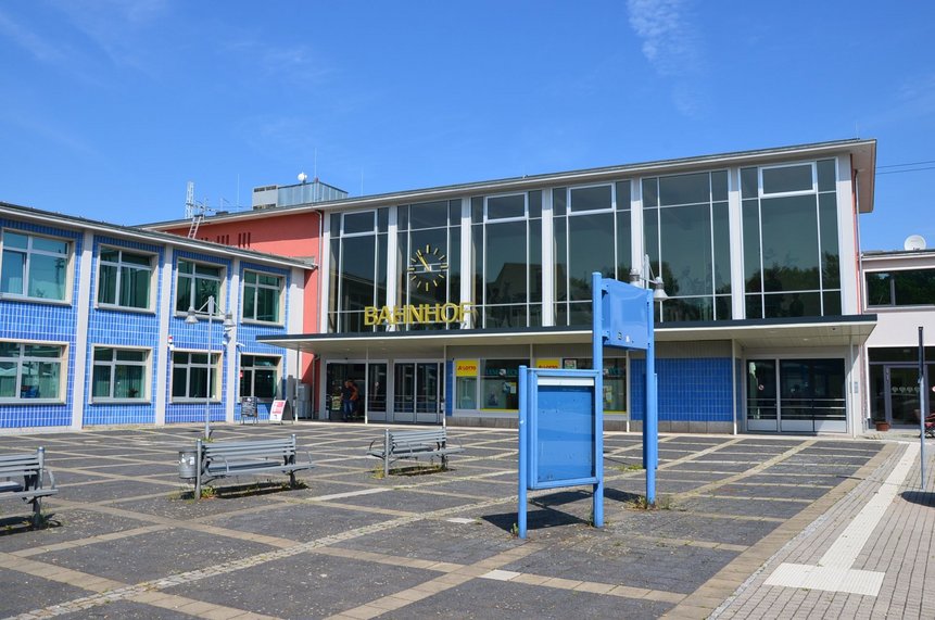 Das Bahnhofsgebäude von Sangerhausen nach der Sanierung im Jahr 2018.