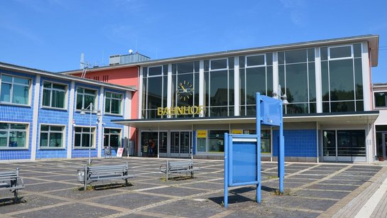 Das Bahnhofsgebäude von Sangerhausen nach der Sanierung im Jahr 2018.