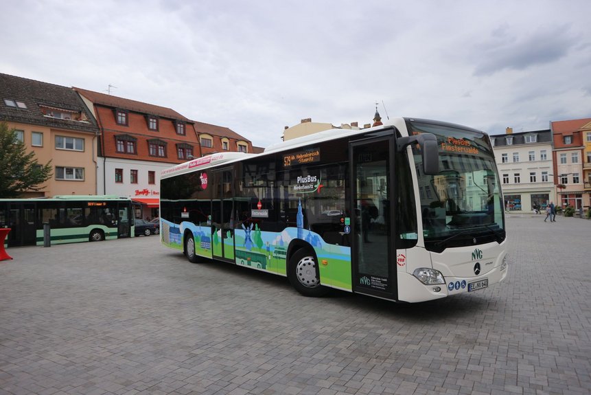Foto von einem Bus mit Werbebeklebung zum Plusbus "Niederlausitz"