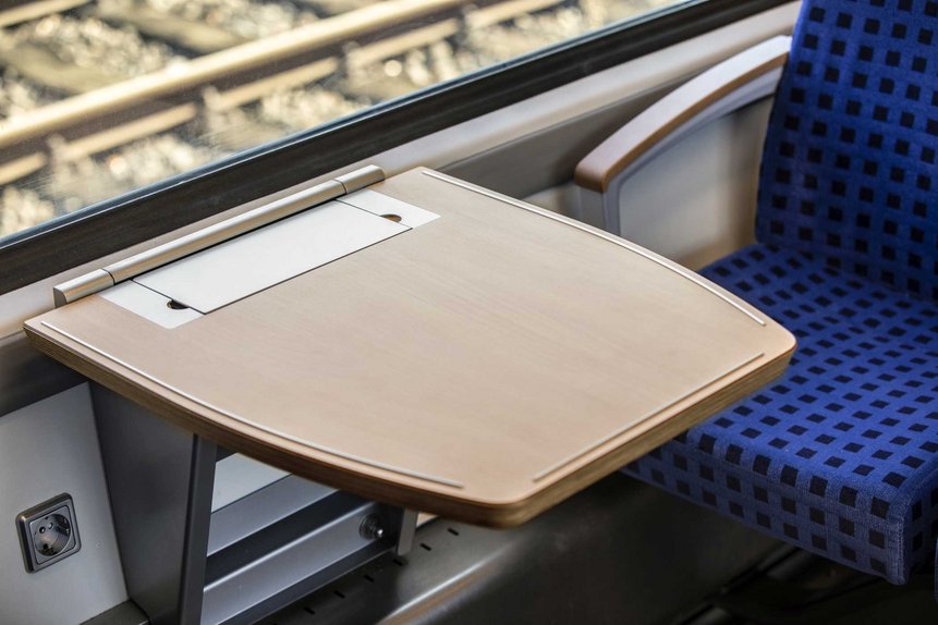 Das Foto zeigt einen neuen Tisch an einem Platz in der 2. Wagenklasse in einem modernisierten Talent2-Zug.