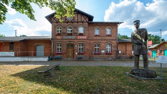 Das Foto zeigt den Vorplatz des Bahnhofs Dannenwalde.