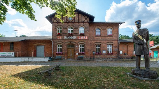 Das Foto zeigt den Vorplatz des Bahnhofs Dannenwalde.