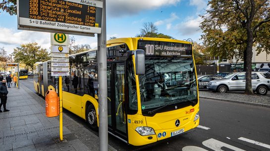 Das Foto zeigt einen Bus der BVG am Bahnhof Zoologischer Garten.