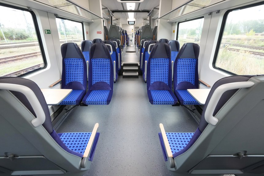 Das Foto zeigt den Innenraum eines Mireo-Zugs in der 2. Klasse mit Vierer- und Zweier-Sitzgruppen.