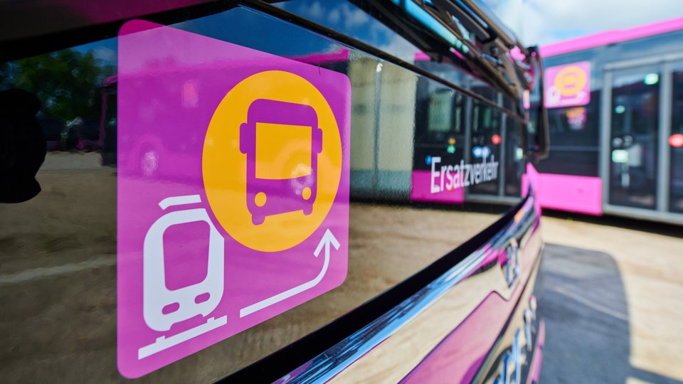 Das Foto zeigt das Piktogramm für den Ersatzverkehr in Nahaufnahme, im Hintergrund einen Bus