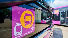 Das Foto zeigt das Piktogramm für den Ersatzverkehr in Nahaufnahme, im Hintergrund einen Bus