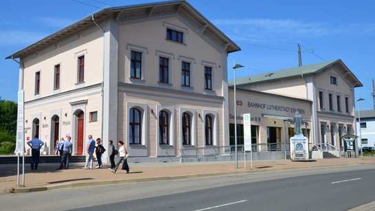 Das Bahnhofsgebäude von Lutherstadt Eisleben nach der Sanierung im Jahr 2018.