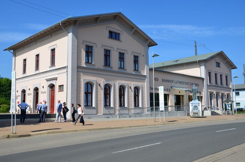 Das Bahnhofsgebäude von Lutherstadt Eisleben nach der Sanierung im Jahr 2018.