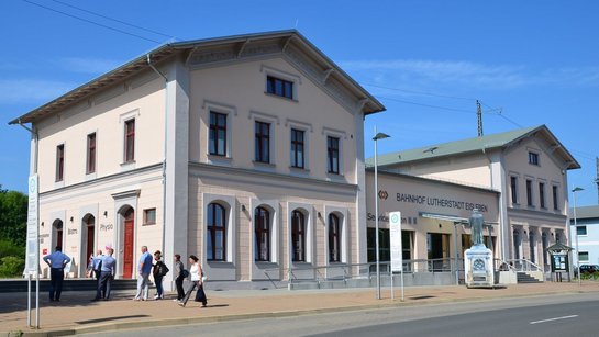 Das Bahnhofsgebäude von Lutherstadt Eisleben nach der Sanierung im Jahr 2018.