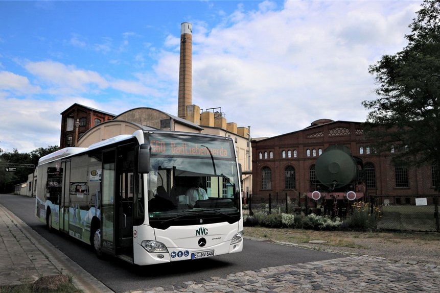 PlusBus 560 an der Brikettfabrik Louise Foto vom PlusBus der Linie 560 an der Brikettfabrik Louise