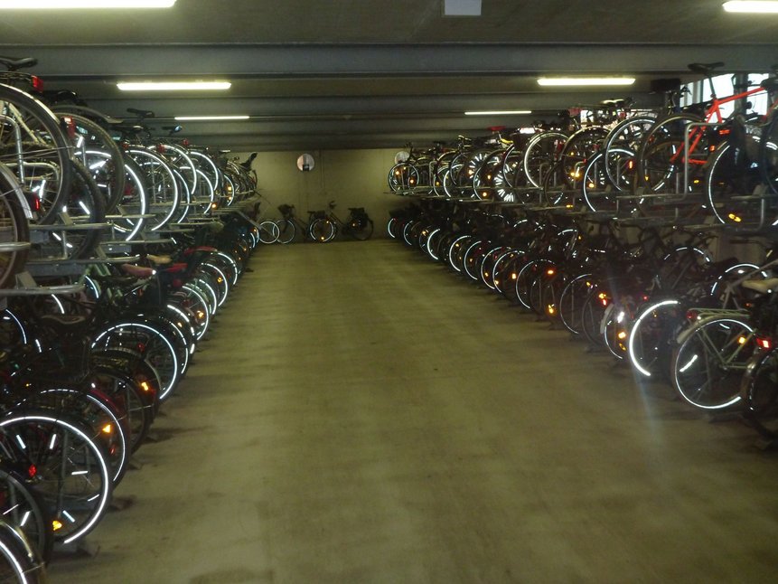 Doppelstock-Abstellplätze im Inneren des Fahrradparkhauses Bernau