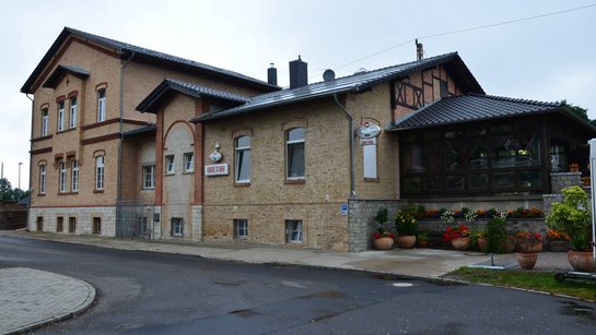 Das Empfangsgebäude des Bahnhofs Briesen (Mark) nach der Sanierung