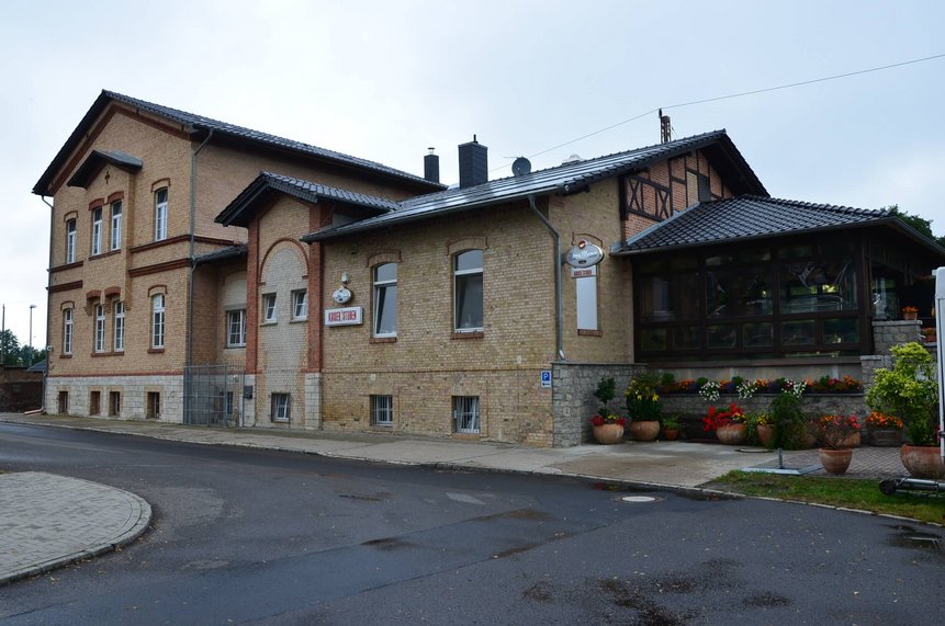 Das Empfangsgebäude des Bahnhofs Briesen (Mark) nach der Sanierung