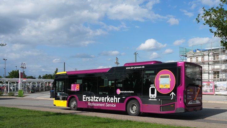 DB InfraGO - Generalsanierung Hamburg-Berlin Ein Bus von etwa 200 der Ecovista für die Durchführung des Schienenersatzverkehrs (SEV)