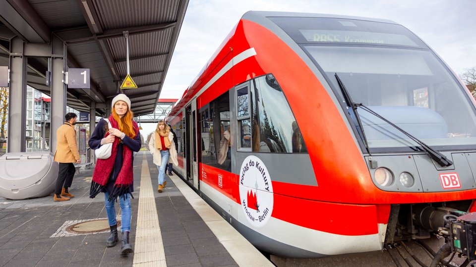 Kulturzug stehend am Bahnhof Velten 