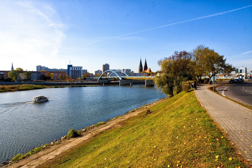 Slubicer Hafenkanal mit der Grenzbrücke fotografiert von der polnischen Seite. Im Hintergrund ist die Stadt Frankfurt (Oder) zu sehen.