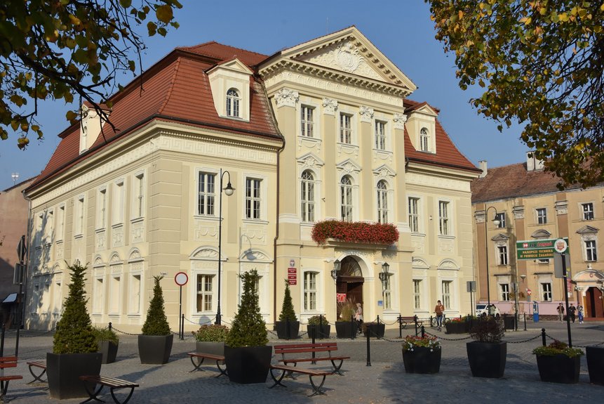 Sitz des Stadtamtes Żagań (saniertes und hellgelbes Altbaugebäude)