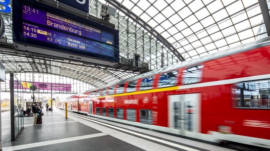Das Bild zeigt einen abfahrenden Regional-Express im Berliner Hauptbahnhof