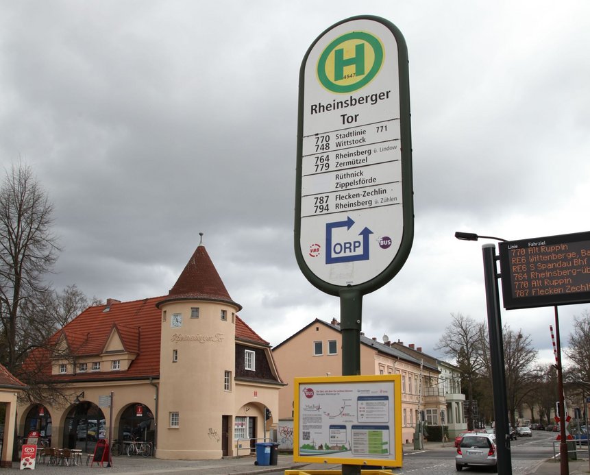 Haltestellenschild mit neuem PlusBus Signet an der Haltestelle Rheinsberger Tor.