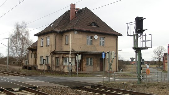 Das Foto zeigt das Bahnhofsgebäude von Lubolz.