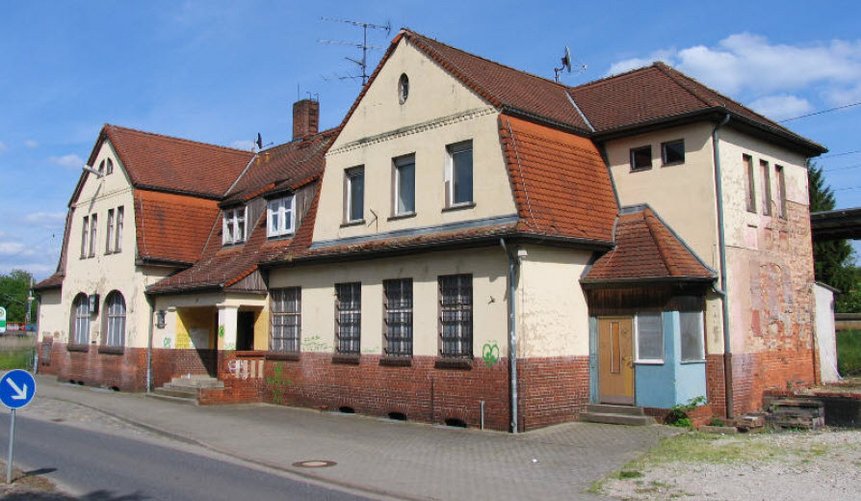 Das Foto zeigt das Bahnhofsgebäude von Drebkau.