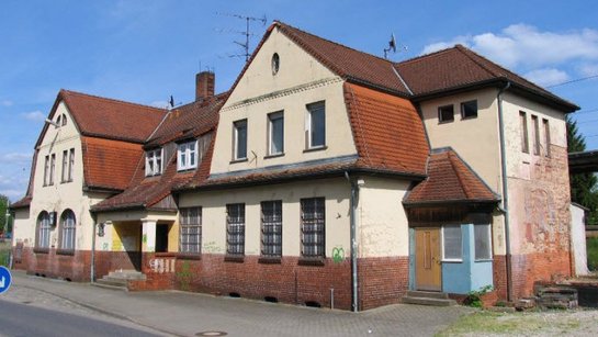 Das Foto zeigt das Bahnhofsgebäude von Drebkau.