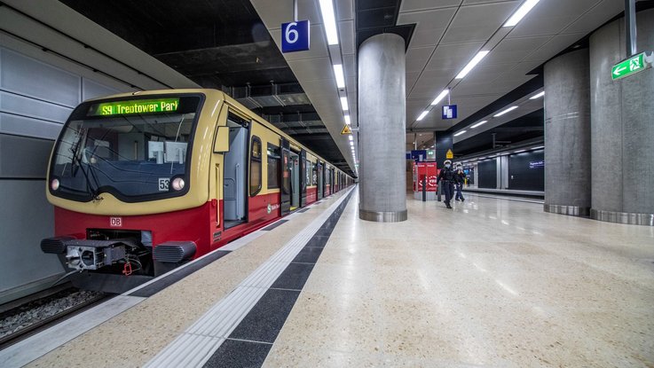 Das Foto zeigt eine S-Bahn im Bahnhof BER.