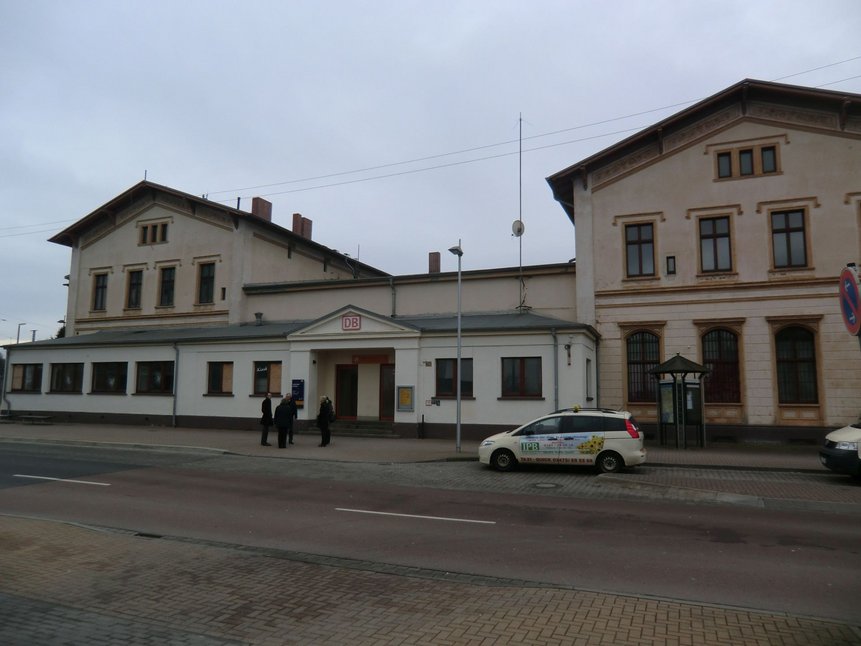 Das Bahnhofsgebäude von Lutherstadt Eisleben vor der Sanierung im Jahr 2012.