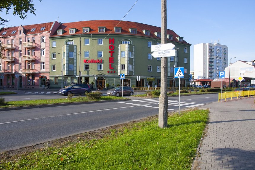 Zentrum der Stadt Słubice. Auf dem Bild Hotel "Kaliski" sowie ein Plattenbau-Hochhaus mit einer neuen Fassade.