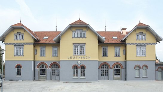 Das Bahnhofsgebäude von Leutkirch nach der Sanierung.