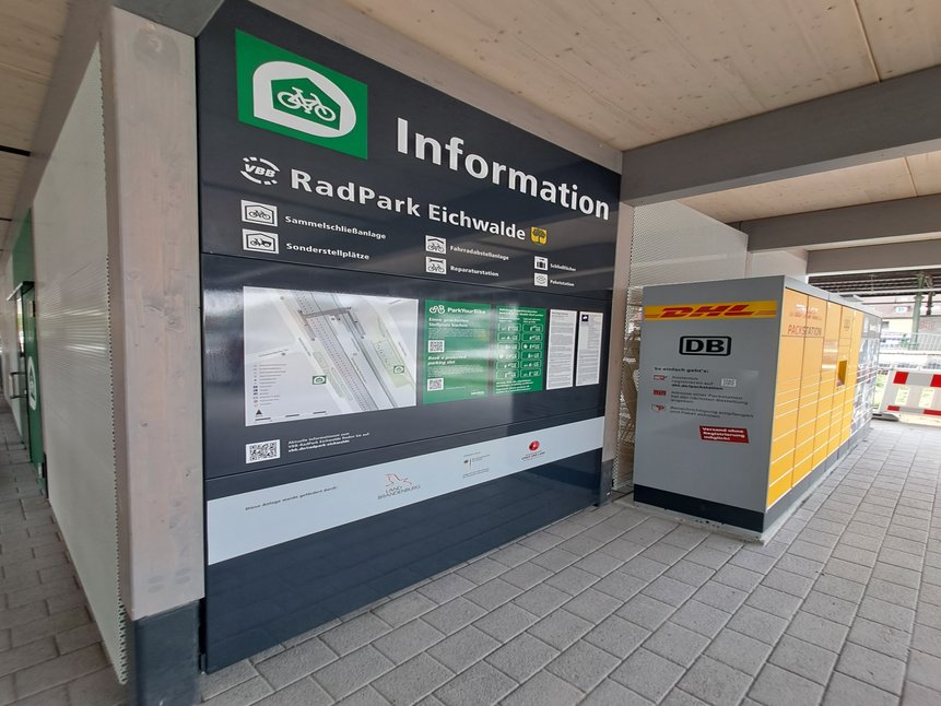 Informationsstele und Paketstation im VBB-RadPark Eichwalde 