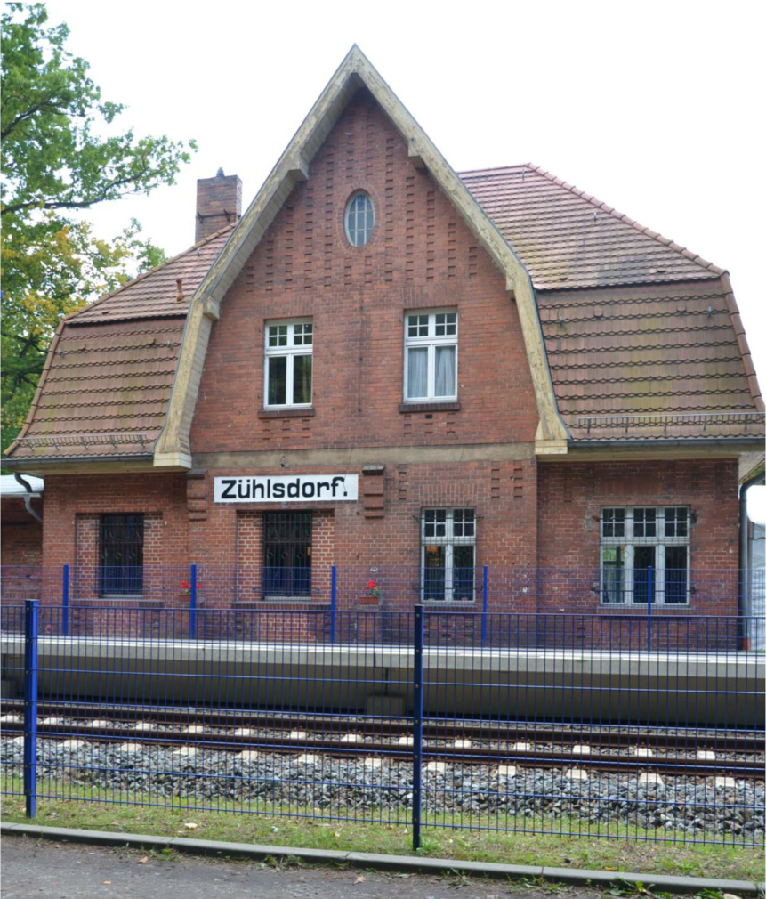 Das Bahnhofsgebäude Zühlsdorf vor der Sanierung