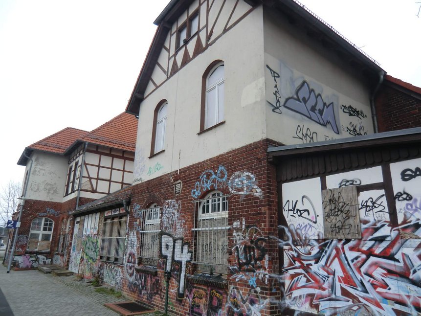 Mit Graffiti beschmierties Bahnhofsgebäude der Station Beelitz Stadt im Jahr 2011. Ansicht vom Bahnsteig.