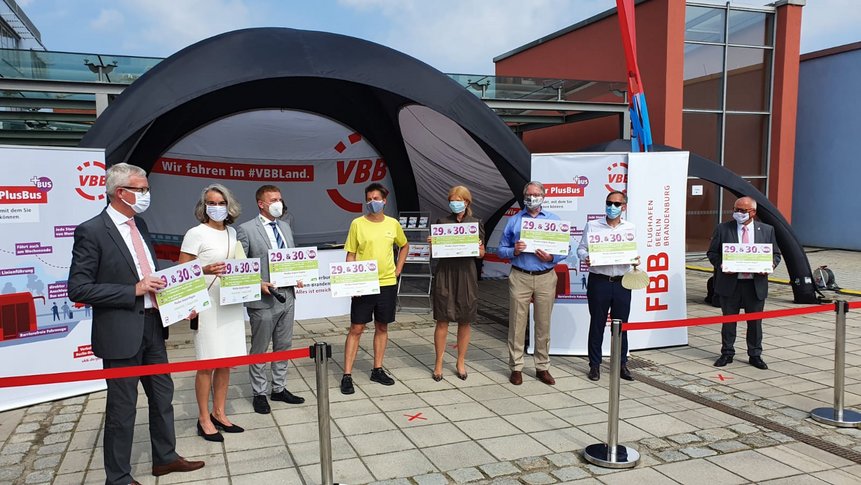 Die Verterterinnen der Länder Berlin und Brandenburg, des VBB und der Verkehrsunternehmen feier die Eröffnung des PlusBus Airport-Region.