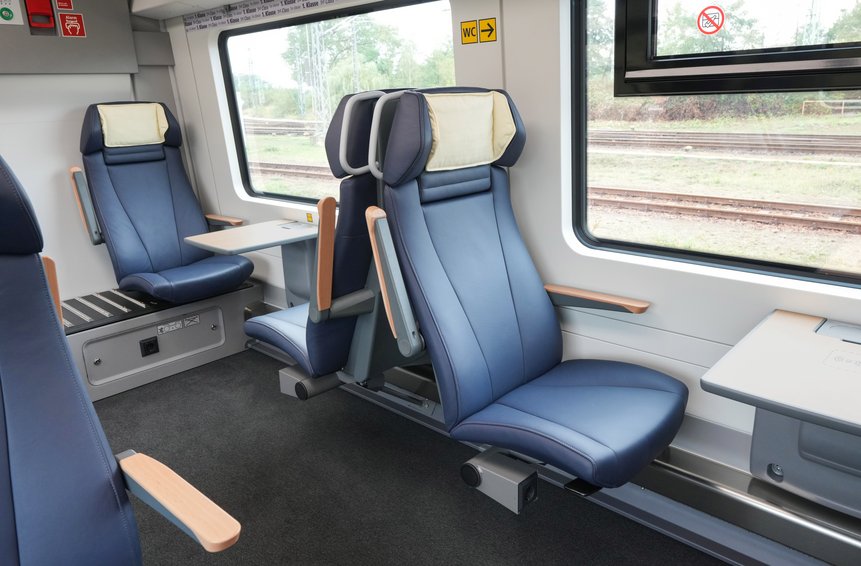 Das Foto zeigt die 1. Klasse in einem Mireo-Zug: Einzelsitz mit Tisch, Armlehnen und Kopflehnenbezug.