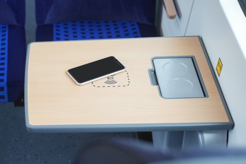 Das Foto zeigt den Tisch in einem Mireo-Zug, auf dem eine Markierung für kontaktloses Laden von Smartphones möglich ist.
