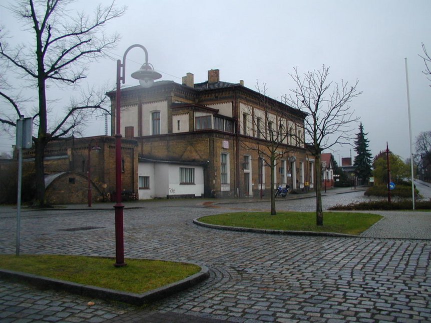 Das in die Jahre gekommene Bahnhofsgebäude in Bad Belzig vor der Sanierung.
