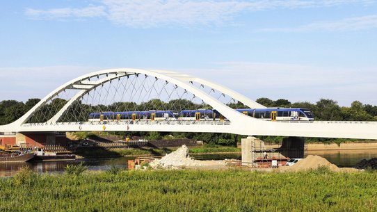 Zug der RB26 bei Überfahrt der neu eröffneten Oderbrücke