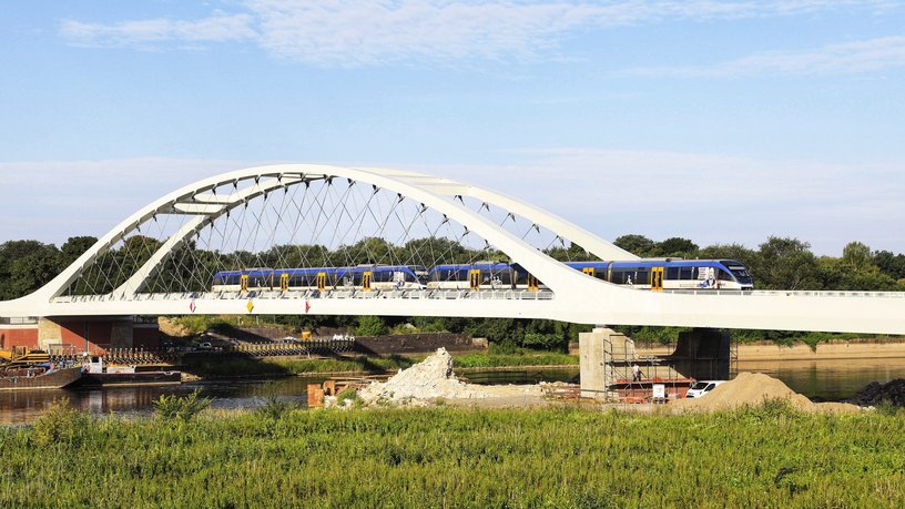 Zug der RB26 bei Überfahrt der neu eröffneten Oderbrücke