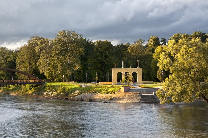 Theaterinsel auf der Neiße mit Füßgängerbrücke