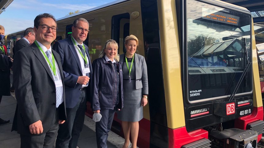 Peter Buchner (S-Bahn Berlin), Rainer Genilke (MIL Brandenburg), Ivonne Bechtluft (Lokführerin S-Bahn Berlin), Franziska Giffey (Berliner Bürgermeisterin) vor einem S-Bahn-Zug