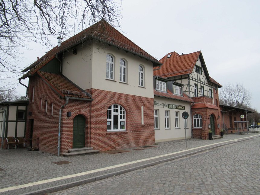 Das Bahnhofsgebäude der Station Beelitz Stadt im Jahr 2019. Ansicht vom Vorplatz.