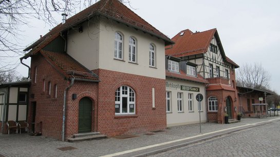 Das Bahnhofsgebäude der Station Beelitz Stadt im Jahr 2019. Ansicht vom Vorplatz.